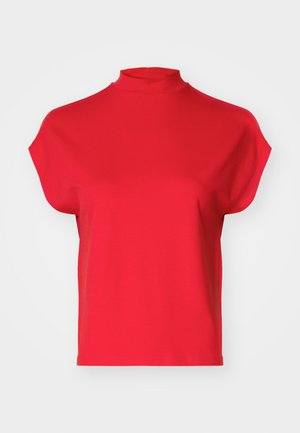 Top rosso a maniche corte con colletto alto. Realizzato in tessuto morbido con un design semplice e privo di decorazioni. Forma boxy con vestibilità rilassata.