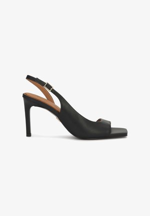 Musta nahkainen korkokengällinen slingback-sandaali, jossa avoin kärki, säädettävä solkiremmi ja neliömäinen etupohja.