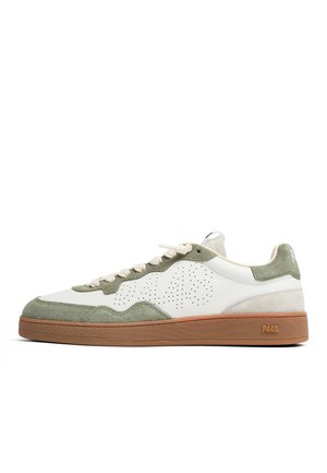 Baskets basses en cuir blanc avec panneaux en daim vert, détail perforé sur le côté, lacets crème et semelle en caoutchouc marron avec le logo P448.