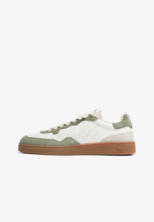Baskets basses en cuir blanc avec panneaux en daim vert, détail perforé sur le côté, lacets crème et semelle en caoutchouc marron avec le logo P448.