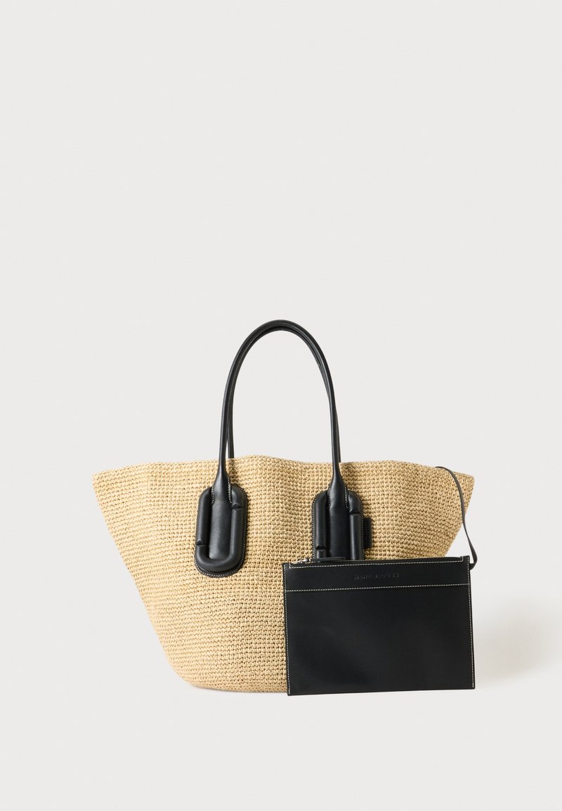 Sac fourre-tout tissé beige avec des poignées en cuir noir et une pochette noire en cuir amovible attachée à l'avant.