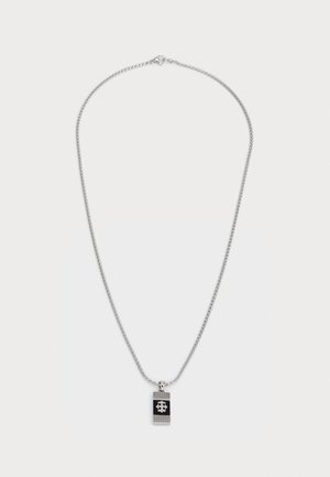 Collier en chaîne argentée avec un pendentif rectangulaire présentant des rainures verticales, une bande centrale noire et un design floral argenté.