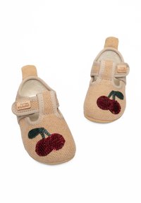 Beżowe buty z tkaniny z rzepem. Wyposażone w czerwone cekinowe wzory w kształcie wiśni z zielonymi liśćmi. Miękka podeszwa i teksturowana powierzchnia.