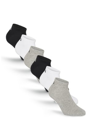 Sechs Paar Knöchelsocken in Schwarz, Weiß und Grau, diagonal auf weißem Hintergrund angeordnet.