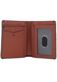 Billetera de cuero marrón con una textura suave, que cuenta con varios compartimentos para tarjetas, una ventana transparente para identificación y costuras en contraste. El interior es espacioso.