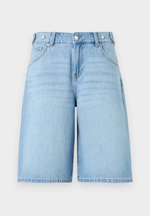 Shorts en denim bleu clair longueur genou avec poches avant, passants de ceinture, fermeture par bouton et zip.