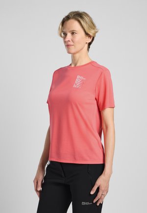 Koraalkleurig T-shirt met korte mouwen, gemaakt van een gladde stof, met een klein, wit grafisch ontwerp op de borst, ronde halslijn en een ontspannen pasvorm.