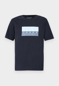 Μπλε βαμβακερό μπλουζάκι με κοντά μανίκια. Φέρει ορθογώνιο σχέδιο σε ανοιχτό μπλε, γκρι και άσπρο με το κείμενο "JACK & JONES".