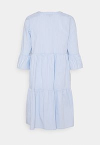 Vaaleansininen raidallinen mekko, jossa on kerroksellinen muotoilu, kolme neljäsosaa levenevät hihat ja pyöreä pääntie. Valmistettu pehmeästä, tekstuuritetusta kankaasta.