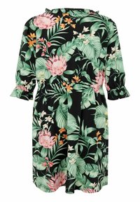 Robe noire avec des fleurs tropicales roses et orange, des feuilles vertes, des manches trois-quarts, des poignets élastiques et un décolleté à volants.