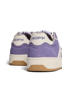 Sneakers in suede viola e pelle bianca con suola beige e ricamo "HOFF" sul tallone, caratterizzati da una superficie liscia e accenti a contrasto.