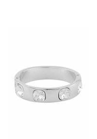 Silver ring med fem klara, runt slipade ädelstenar jämnt utplacerade runt ringen. Slät, polerad yta med en rundad design.