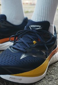 Saucony ENDORPHIN SPEED 4 - Silniční běžecké boty - navy/spice