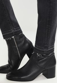 Tommy Jeans Vaqueros pitillo - black denim