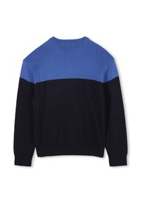 Niebieski i granatowy sweter dzianinowy w paski, z okrągłym dekoltem, długimi rękawami i ściągaczem. Gładka tekstura z kontrastowym wzorem na górze.
