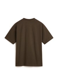 Camiseta de algodón marrón de manga corta, con un escote redondo y un diseño simple sin patrones ni logotipos.