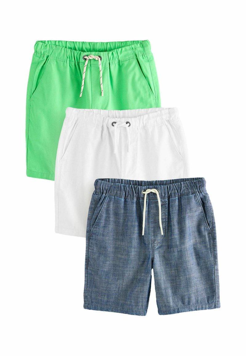 Tre paia di pantaloni corti: verde brillante, bianco e denim scuro. Tutti hanno vita elastica con cordini e tasche laterali.
