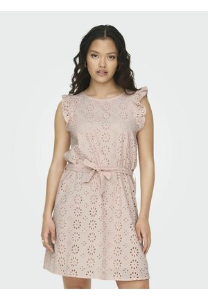 Roze mouwloze jurk met ruches op de schouders, bloemig eyeletpatroon, nauwsluitende taille met een bijpassende stoffen riem en zachte, gestructureerde stof.