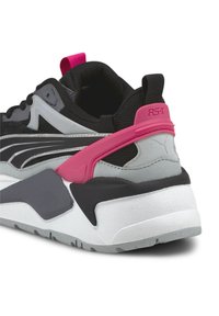 Baskets Puma RS-X noires, grises et blanches avec soutien du talon rose et languette de tirage, semelle texturée et col rembourré à la cheville.