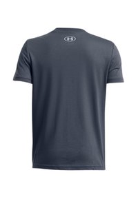 Camisa gris de manga corta hecha de tejido suave; presenta un cuello redondo reforzado y un pequeño logotipo impreso en la parte superior de la espalda.