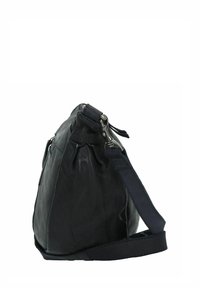 Borsa in pelle nera con una forma morbida, dotata di un manico corto e hardware in argento lucido. Texture liscia con dettagli di cucitura sottili.