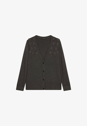 Donkergrijze cardigan gemaakt van zacht materiaal, met een V-hals, lange mouwen en decoratieve bloemembroidery op de schouders. Vijfknopen sluiting.