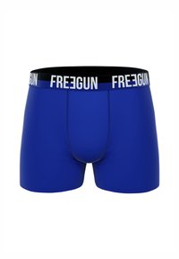 Boxer shorts bleus pour hommes avec une taille noire portant le texte blanc "FREEGUN". Fabriqués en tissu lisse avec un ajustement près du corps et des détails cousus.