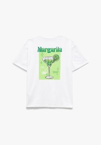 Witte t-shirt met een groene grafiek van een margarita glas op de achterkant, met gestileerde tekst en een limoenaccent. Korte mouwen, casual pasvorm.
