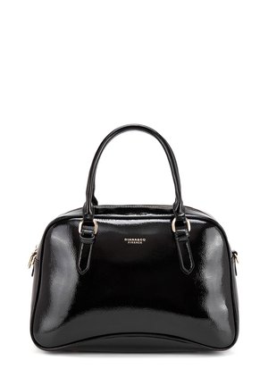 Borsa a mano in pelle verniciata nera con texture liscia e lucida. Presenta doppi manici superiori e dettagli in metallo color oro. Forma arrotondata con chiusura a zip.
