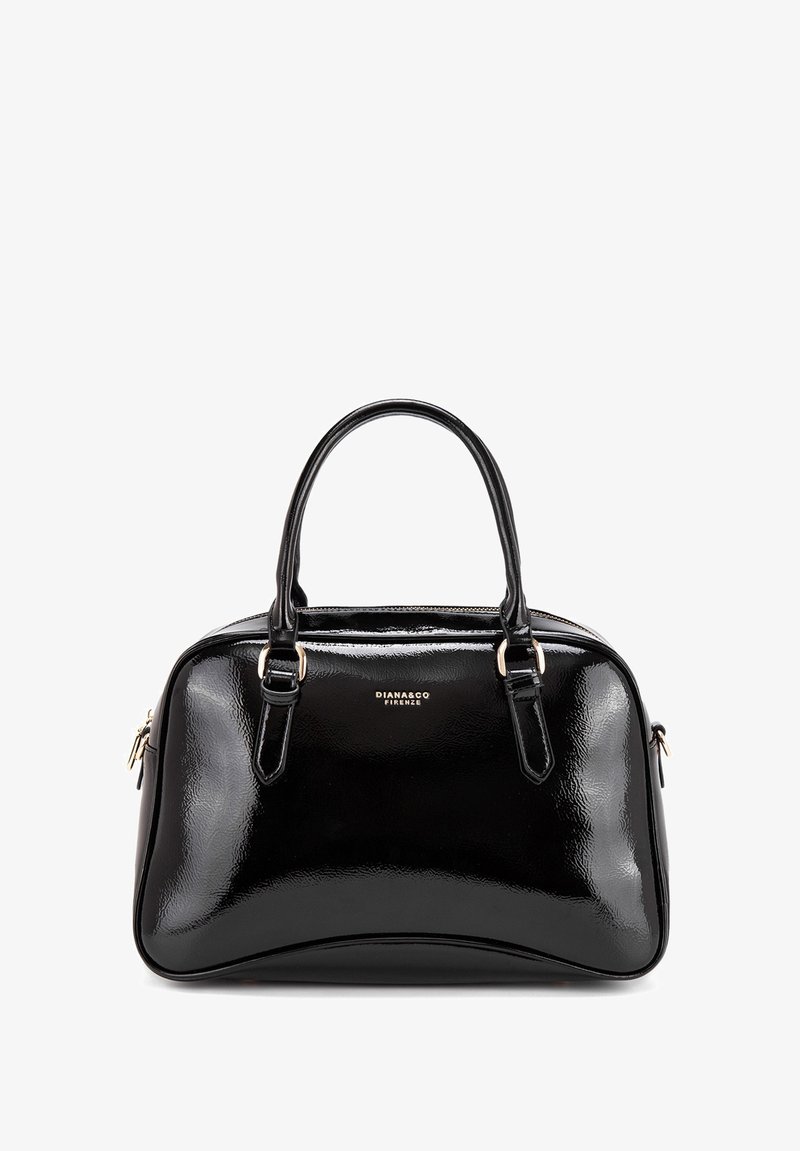 Zwarte lakleren handtas met een gladde, glanzende textuur. Heeft dubbele handvatten aan de bovenkant en accenten in goudkleurig hardware. Rond model met ritssluiting.