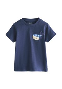 Marineblaues Baumwoll-T-Shirt mit einer verspielten Wal-Applikation aus blauem und beigem Polyester und einem herzförmigen Schwanz. Kurzärmlig, Rundhalsausschnitt.