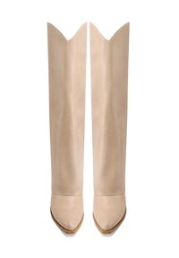 Botas de cuero beige hasta la rodilla con punta afilada y un diseño único en forma de V en la parte superior. Textura suave y un acabado ligeramente brillante.