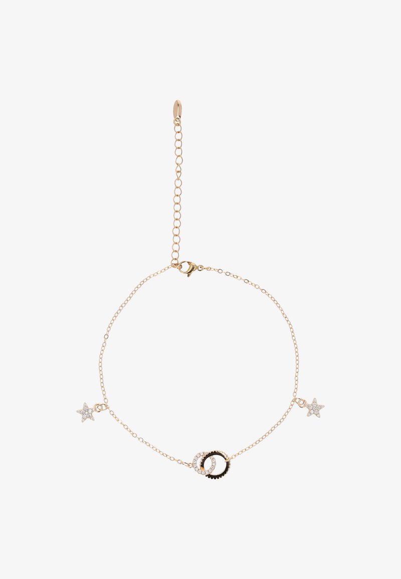 Guldtonet armbånd med to sammenflettede ringe, en stjernecharms og en delikat kæde med lås. Funklende detaljer til stede.