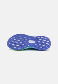 Semelle de chaussure avec une surface en caoutchouc violet texturé, présentant des découpes plates et ovales, et un accent vert le long du bord. Fini lisse dans l'ensemble.