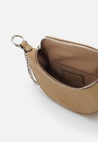 Seidenfelt Taška s příčným popruhem - brown