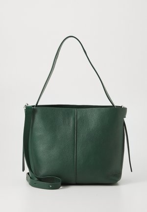 Saco de couro verde com acabamento texturizado, apresentando uma alça única para o ombro, uma alça cruzada ajustável e um design minimalista.