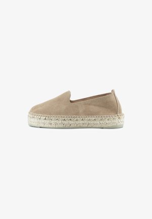 Scarpa slip-on in suede beige con punta rotonda e intersuola in juta intrecciata. Presenta una suola testurizzata per una buona aderenza e dettagli di cucitura sottili.