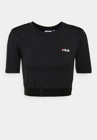 T-shirt cropped nera realizzata in tessuto liscio ed elasticizzato. Presenta un colletto rotondo e maniche corte. Include un logo con accenti rossi e bianchi.