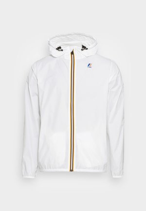 Weiße leichte Jacke mit Kapuze, ausgestattet mit einem Frontreißverschluss mit einem mehrfarbigen Streifen, elastischen Bündchen und einem Logo auf der Brust.
