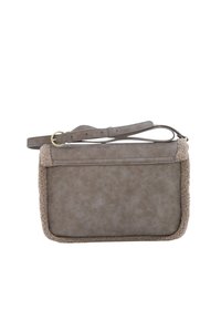 Borsa a tracolla in pelle marrone con un accento in shearling testurizzato. Presenta un design piatto e una tracolla regolabile per una maggiore versatilità.