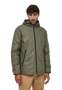 Giacca impermeabile verde con cappuccio, zip frontale e due tasche laterali. Presenta polsini elastici e una texture liscia e raffinata.