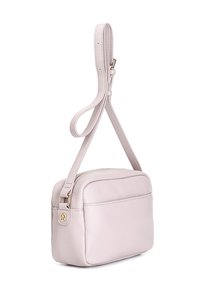 Lyserød læder crossbody taske med rektangulær form, lynlåslukning og lang justerbar rem. Har guld hardware detaljer.