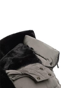 Grau gepolsterte Jacke mit schwarzem Kunstfellkragen. Verfügt über einen Reißverschluss und Knopfdetails und zeigt eine weiche Textur sowie ein isoliertes Design.