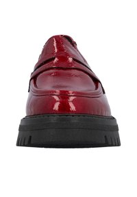 Chaussure en cuir verni rouge avec une finition lisse, dotée d'un bout arrondi et d'une semelle en caoutchouc noire avec des motifs de tread texturés.