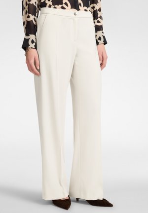 Pantalones de pierna ancha en tejido blanco con textura suave, que presentan un cierre frontal con un botón plateado y bolsillos.