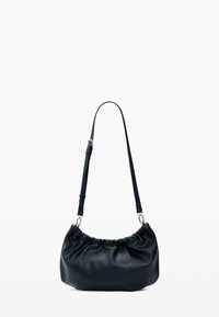 Must värvi nahast õlgakott, millel on kogutud disain ja reguleeritav rihm. Omab sileda tekstuuri ja hõbedaste metalldetailidega aktsente.