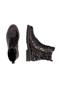 Bottines marron foncé brillantes à lacets avec fermeture éclair latérale et motif crocodile texturé, vues de dessus et de côté sur fond blanc.