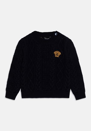 Schwarzer Kabelstrickpullover mit Rundhalsausschnitt, gerippten Bündchen und Saum. Verfügt über ein goldenes Löwenkopf-Logo auf der Brust und ein Knopfdetail an der Schulter.