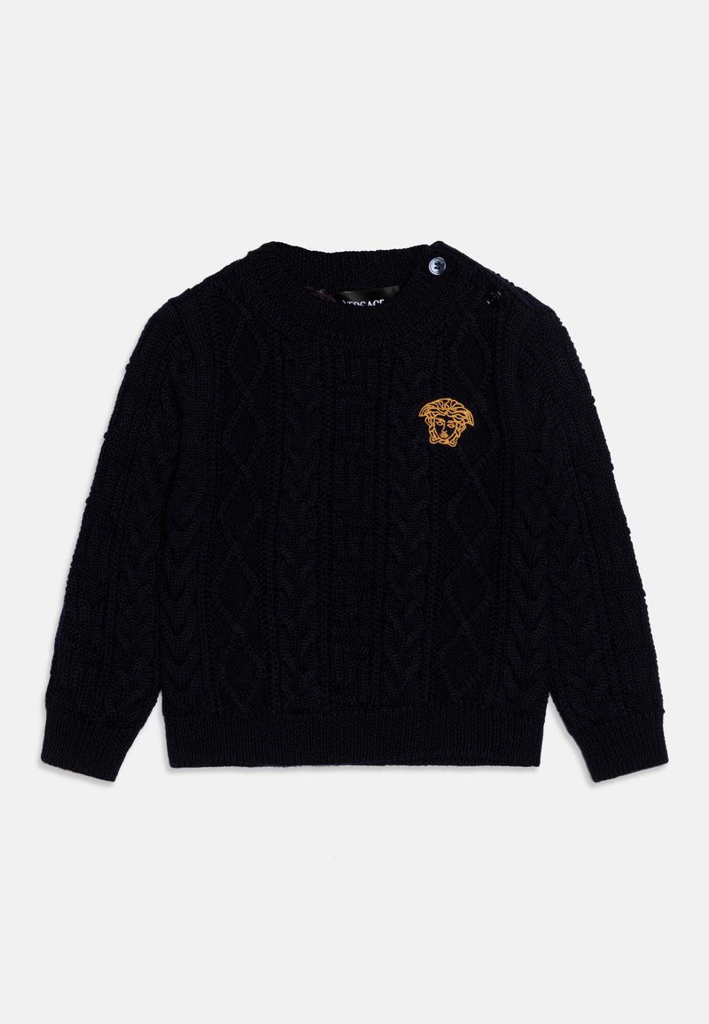 Μαύρο πουλόβερ με πλέξη κάμπερ και στρογγυλή λαιμόκοψη, με ριγωτούς μανσέτες και στρίφωμα. Διαθέτει λογότυπο με χρυσό κεφάλι λιονταριού στο στήθος και λεπτομέρεια με κουμπί στον ώμο.