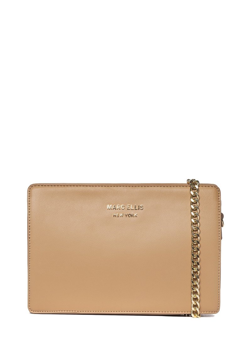 Borsa a tracolla in pelle color cuoio con tracolla in catena dorata. Presenta un logo impresso e una superficie liscia, forma rettangolare e design minimalista.